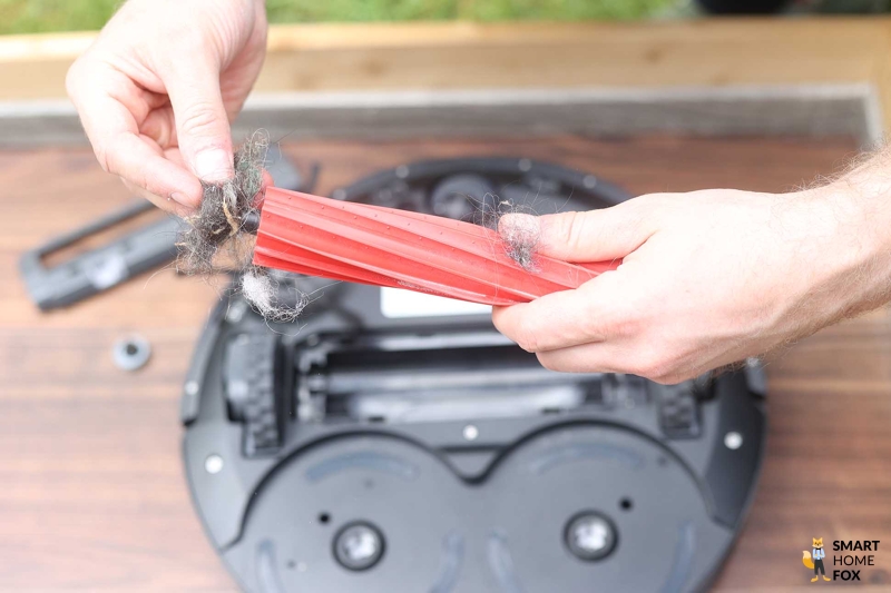 Hauptbürste des Roborock Q Revo wird entnommen